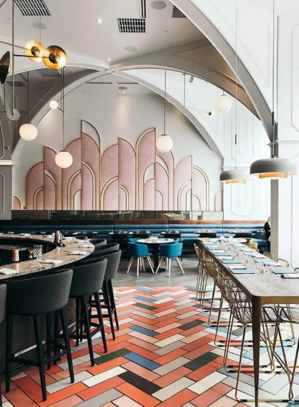 Cafe dengan sentuhan desain art deco yang glamour dan mewah